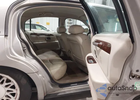 1999 Lincoln Town Car Signature z USA, uszkodzony, nr VIN 1LNHM82W4XY663084